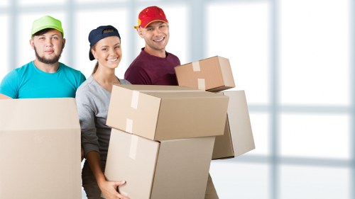 Moving house team working near Streatham residential streets